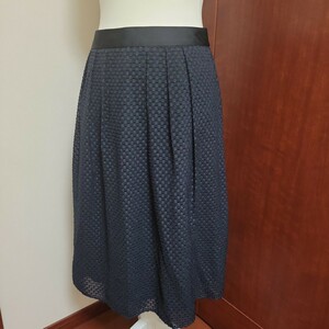 リフレクト　11号 スカート　ネイビー織模様光沢のある織模様が美しいリフレクトのスカートです。