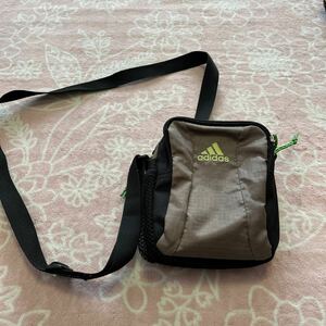 adidas ミニショルダー　男の子　サイズ15×13×4