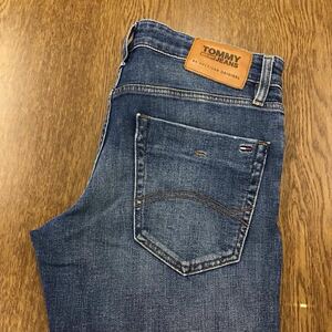 【FI275】TOMMY JEANS W32 L32 色落ち加工 ジーンズ デニムパンツ ストレッチ生地 裾再現仕上げ ブランド古着 トミージーンズ 送料無料