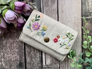 handmade野花の手刺繍 コンパクト財布(内布ブルー系)ハンドメイド　コットンリネン カードケース　花柄刺しゅう　じゃばらタイプ