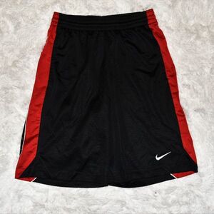 ①★ナイキ★NIKE★ カッコいい黒　赤ライン入り　ゴム＆紐付きハーフパンツ・ ショートパンツ・短パン S ウエスト：７２～９０㎝　SM