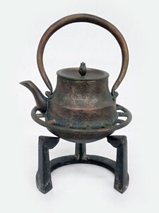 骨董品 茶道具 煎茶道具　火鉢用五徳と鉄瓶　鉄器　（管理番号TT・-M）