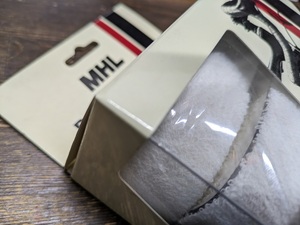 処分 MHL タオル地バーテープ 1台分 触りここち最高 振動吸収 エンドテープ、プラグ付属 白色 10000 レターパック可