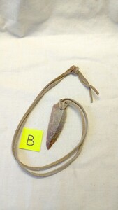 新石器時代の鏃首飾りB 鹿革紐ネックレス やじり 石器 天然石 サハラ砂漠 アルジェリア モロッコ 磨製石器 アフリカ北部