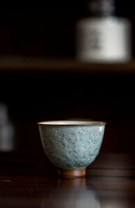 新品 中国美術2つ 湯呑 茶器 青磁 煎茶道具 纏枝蓮浮彫湯呑み