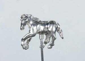 駆ける馬と馬蹄ラペルピンsilver925☆新品 即決　乗馬 騎手 馬術 競馬 馬具 貴族 騎士 チェス 馬