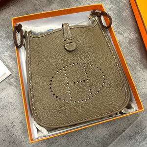 新品未使用品【HERMES】エルメス　エヴリン アマゾンTPM　エトゥープ　トリヨンクレマンス　ゴールド金具 W刻印