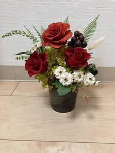 黒い花器　豪華な赤い薔薇のプリザ等のアレンジメント　新品