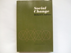 Social Change by Richard T. LaPiere ペーパーバック洋書