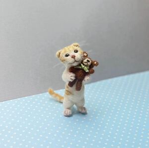 【KURIMARU】羊毛フェルト 猫　立ち猫　クマのぬいぐるみを抱いた茶白ちゃん　タレ耳　子猫