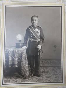 昭和天皇　裕仁　直筆署名入り　陸軍少尉礼服　半章　肖像写真　２７×２０cm（台紙４７×３６cm）　丸木利陽謹写　大正元年撮影