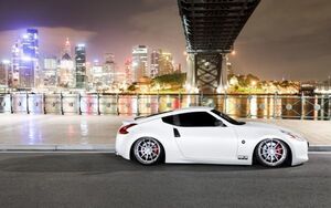 日産 フェアレディ 370Z Z34型 ホワイト 夜景 絵画風 壁紙ポスター 特大ワイド版921×576mm（はがせるシール式）009W1