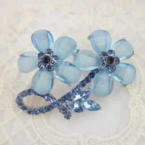青い輝石　透明感のある花びら　青/ブルー　のお花　可憐な　ブローチ