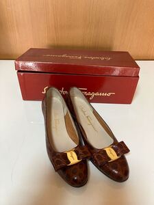 中古 Salvatore Ferragamo フェラガモ クロコダイルエンボスレザー ヴァラ リボン パンプス ブラウン レディース コレクター ヴィンテージ