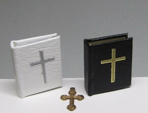セット価格（30％オフ）　英国製豆本「聖書」2冊　アメリカ製十字架のペンダントトップのセット　ブライスなどドールお供に