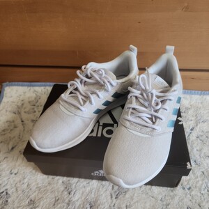 adidas スニーカー　試着のみ 