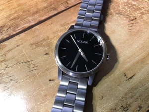 BK0235 良品程度 NIXON ニクソン THE SMALL KENSINGTON シルバー×ブラック文字盤 純正SSブレス クオーツ メンズ 腕時計