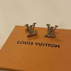 LOUIS VUITTON ロゴスタッドピアス