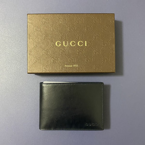 新品未使用 GUCCI グッチ 二つ折り革財布 ブラック 折りたたみレザーウォレット スモールレザーグッズ 革小物 メンズ 箱付き 紳士