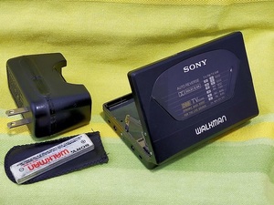 ■Sony WALKMAN 【WM-F180】＋充電器 【RFEB104】■未確認