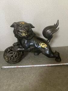 古銅 獅子 置物 在銘　金彩　8.22kg 唐銅　玉獅子　玉乗り　獅子金工 骨董品　古美術品　魔除け 金属工芸 シーサー 狛犬 1000円〜