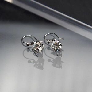 モアサナイト 0.8ct　揺れる　フックピアス　ステンレス