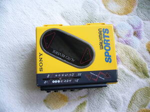 ★WMF012 ★SONY WM-F75 SPORTS カセットウオークマン[黄]/WALKMAN SPORTS/★ベルト交換済み/No:49999 