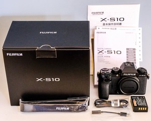 【中古・美品】FUJIFILM X-S10 ボディ　送料無料