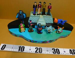 送料込（沖縄以外）BEATLES Yellow Submarine フィギュア　セットで 台付き　Gartlan USA, Inc. 　ビートルズ　イエロー・サブマリン