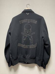 美品☆[MASTERMIND WORLD×roarguns] 22AW 定価85,800 クロスガン スカル トラックジャケット スタジャン 3 日本製 22FGB-MM2A ブラック