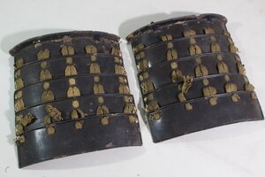 五段板袖　江戸　鉄、黒漆　21×21ｃｍ　640ｇ　武具/甲冑