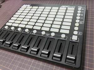 中古　AKAI APC mini MIDIコントローラー