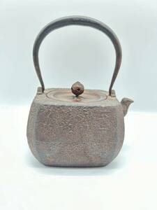 四方形 小振り　時代物 岩肌 茶道具 骨董 容量約900ml 斑紫銅蓋 （身 漢字あり）、前の落扎者都合で在出品です。