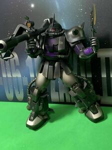 【ガンプラ★塗装完成品】MG 1/100 MS-06R 黒い三連星ザク Ver.2.0 ウェザリング仕様 アクションベース4&『背景付き』機動戦士 ガンダム