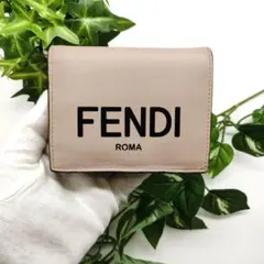 フェンディ　折り財布　ピンク　FENDIロゴ　コンパクトウォレット