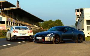 日産 GT-R NISMO R35 Bホワイトパール & Dマットグレー 2014年 NISSAN 壁紙ポスター 特大ワイド版921×576mm （はがせるシール式） 008W1