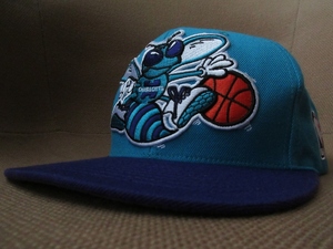 シャーロット ホーネッツ Mitchell&Ness Hugo the Hornet 刺繍 スナップバック キャップ Charlotte Hornets ミッチェル&ネス CAP ハットNBA