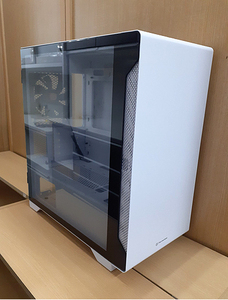 未使用【thermaltake ミニタワー型PCケース S100 TG Snow Edition】CA-1Q9-00S6WN-00 ホワイト microATX Mini-ITX スイングドアパネル