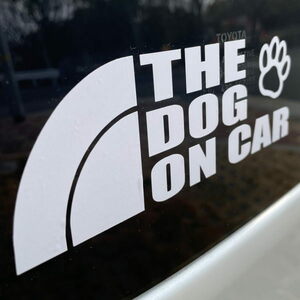 THE DOG ON CAR ワンコが乗ってます 肉球 足跡 犬 猫 カー用品 カーアクセサリー 自動車 カッティング 文字だけが残る 10色.