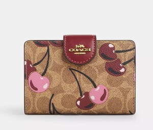 2025春夏最新　日本未発売　COACH Medium Corner Zip Wallet With Cherry Print　CZ342　　LAから最新本物をお届け!!