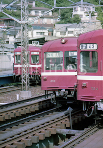 〓 京急 ８２年頃の３列車の並び 逸見にて F560006322701 〓