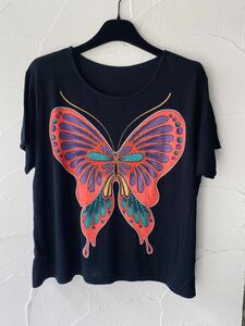 レディース　Tシャツ　カットソー　トップス　半袖　黒地　蝶柄　ワンポイント　鮮やか　キレイ　
