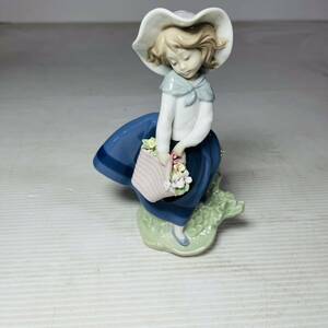 リアドロ　LLADRO 【綺麗な花ばかり】No.5222スペイン陶磁器 少女 花束　紙製元箱なし リヤドロ