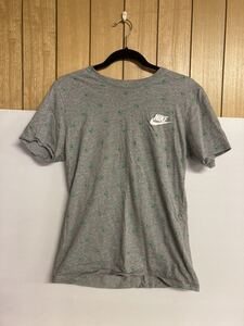 【日本全国 送料込】NIKE 半袖Tシャツ 総柄 グレー Mサイズ ナイキ 洋服 OS1344