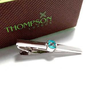 【tst23】新品　THOMPSON トンプソン　タイピン　タイバー　シルバー×ブルーグリーン　青緑　ロゴデザイン　細身