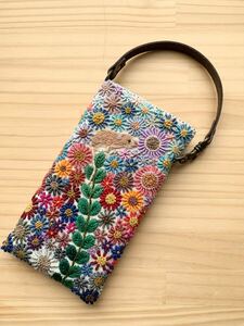 お花の手刺繍　スマホポーチ 本革持ち手焦げ茶　バッグのハンドルに掛けられます　たくさんの花の手刺繍