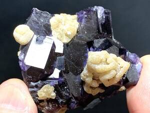 内蒙古産の深紫色蛍石と雲母の共生・56g（中国産鉱物標本）