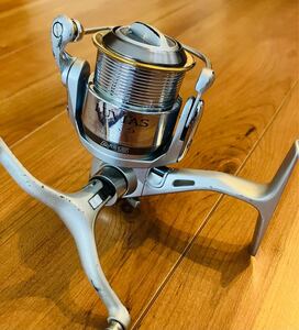 ダイワ ルビアス2506 ダブルハンドル 回転良好 トラウト、アジング、シーバス、エギング等に。DAIWA LUVIAS 2506W 日本製 ノブなし