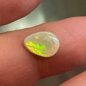 0.86ct セミブラックオパール　ルース　フラッシュパターン