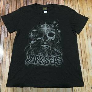 即決・クリックポスト発送・DARK SEAS・ダークシーズのスカルプリントのTシャツ・XS・チャコールグレー・ＵＳＡ製